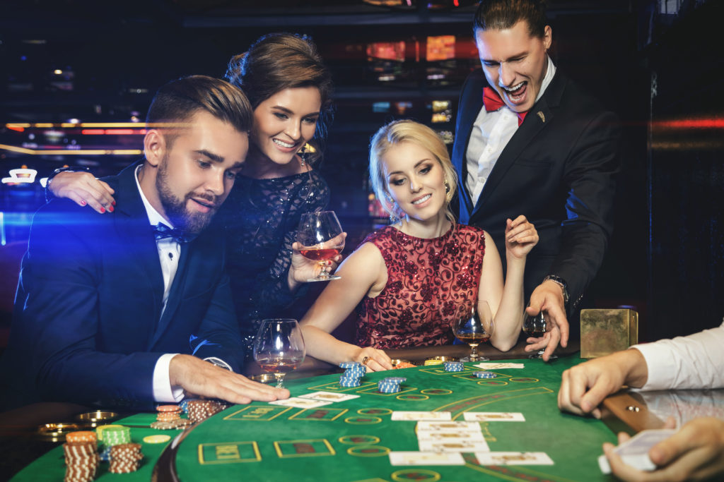 Inviter dine venner på en hygge aften med gratis poker